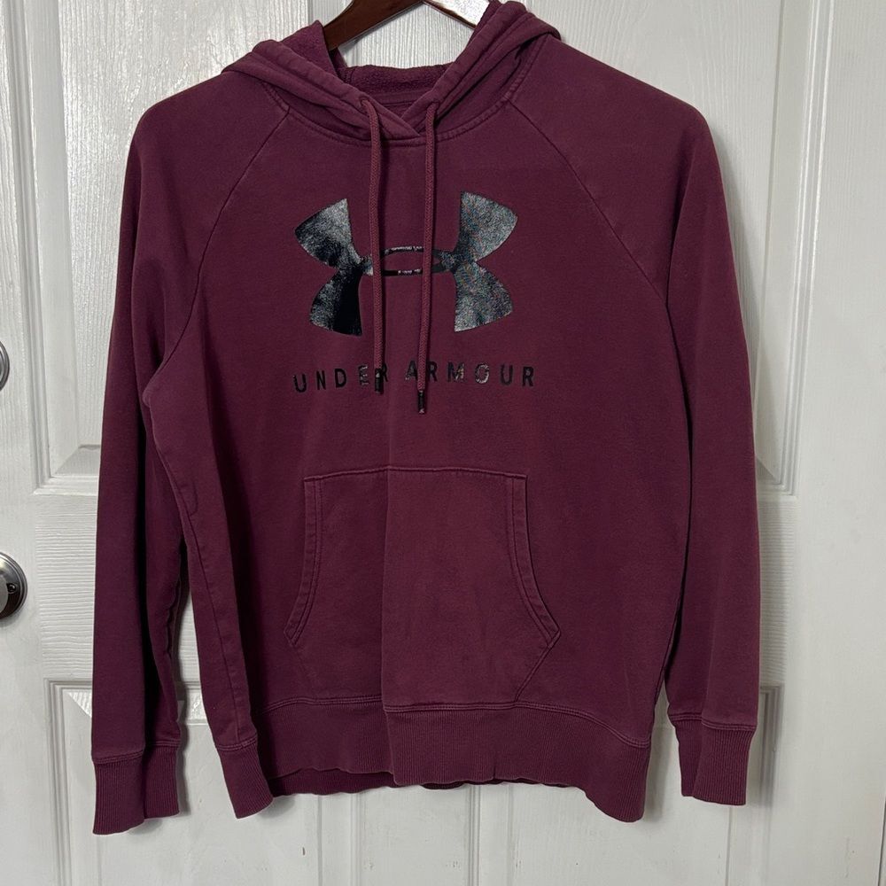 Under Armour burgundy loose hoodie center logo front pouch pocket size Medium